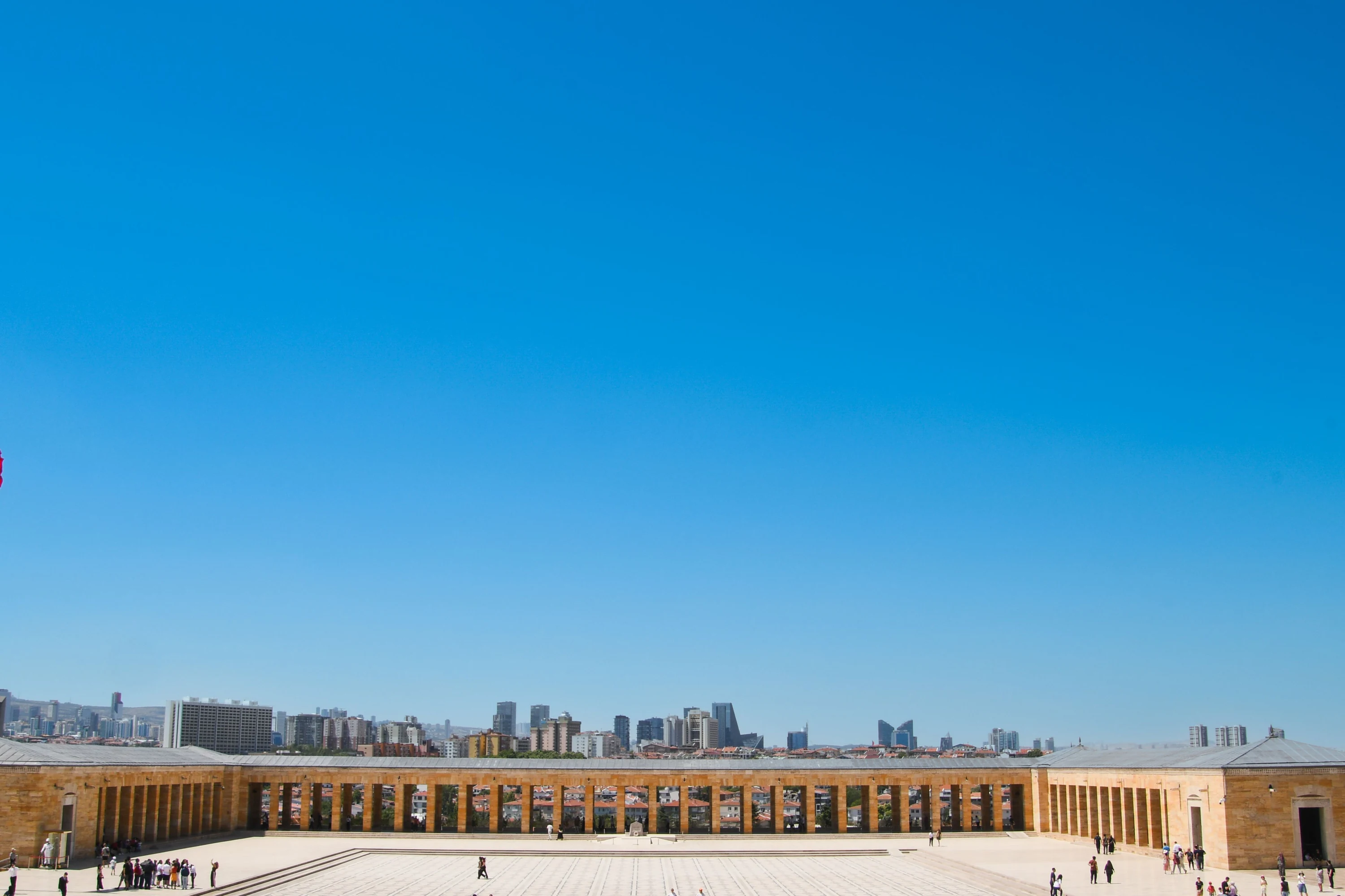 Anıtkabir tören alanındaki sütunlar ve arkasında uzanan Ankara şehir manzarası