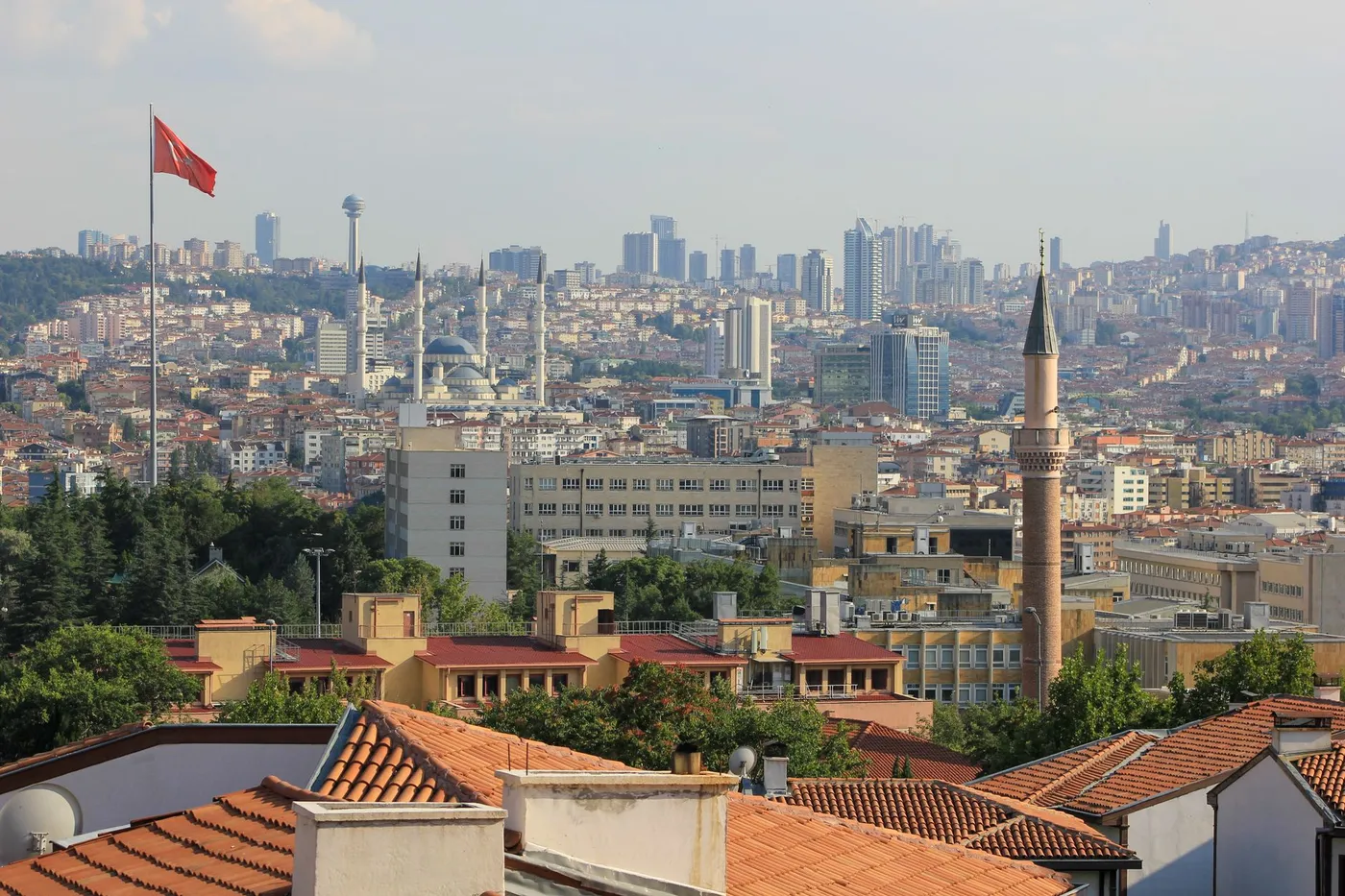 Kocatepe Camii ve Atakule ile Ankara şehir manzarası