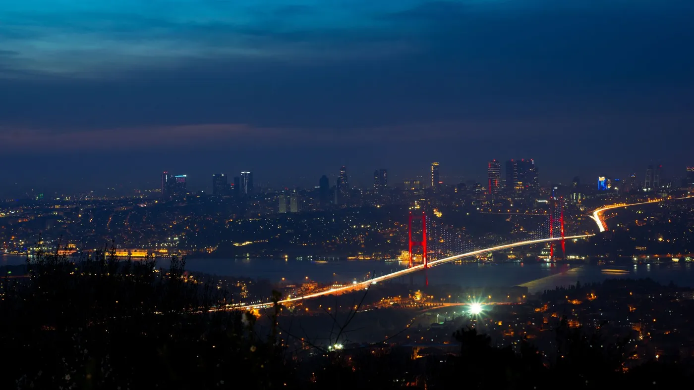 Akşam ışıkları altında İstanbul Boğazı ve Boğaziçi Köprüsü